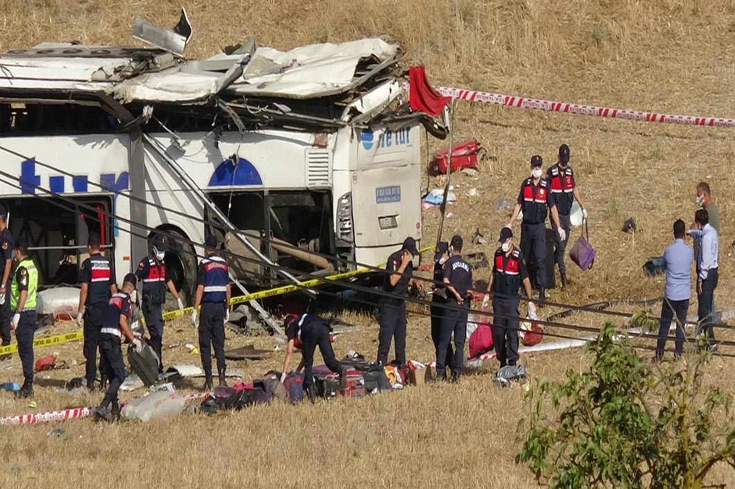 Yolcu otobüsü Balıkesir’de takla attı: 15 ölü, 17 yaralı